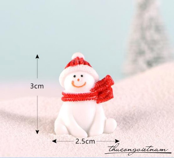 Mô hình người tuyết ngồi nón đỏ 2.5*3cm