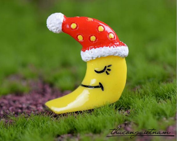 Mô hình trăng vàng đội nón đỏ 1.8*2cm
