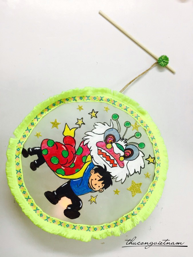 Lồng đèn tre tròn đã trang trí - Bé trai múa lân (20cm)