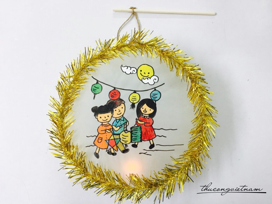 Lồng đèn tre tròn đã trang trí - Ba bạn nhỏ rước đèn