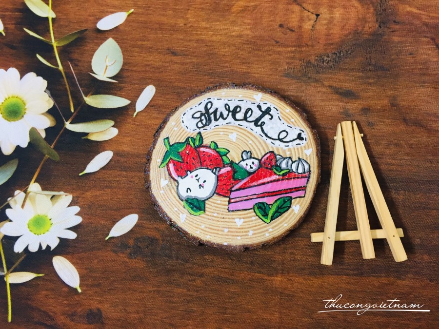 Khoanh gỗ vẽ tay Sweet có giá đỡ 