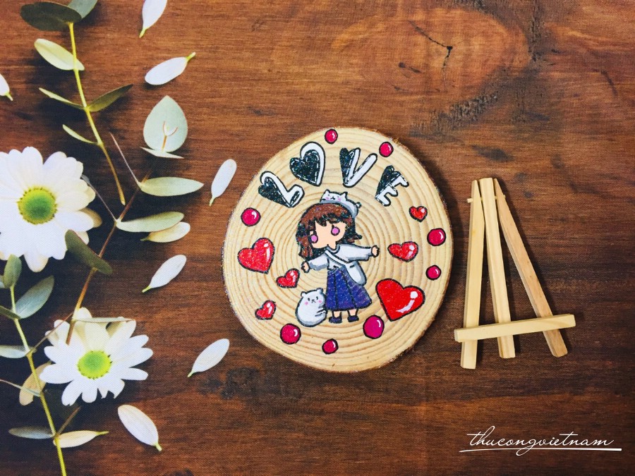 Khoanh gỗ vẽ tay Love có giá đỡ