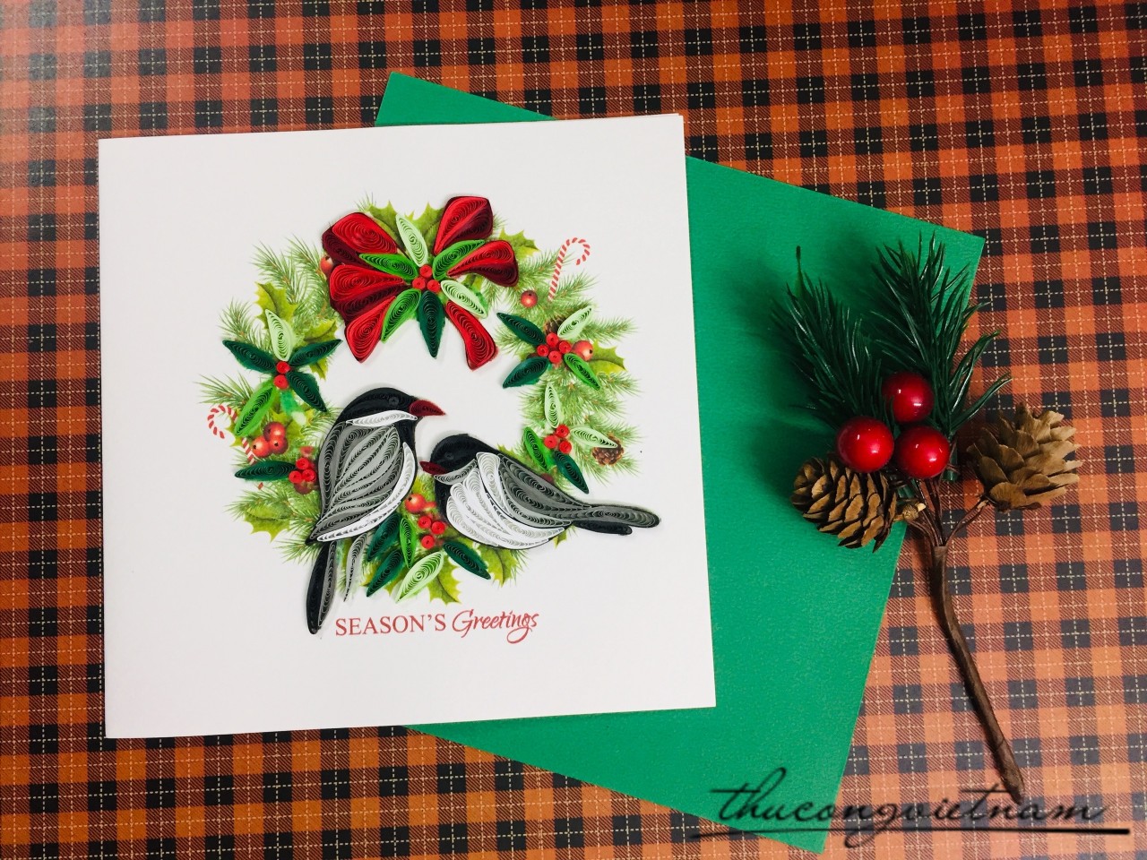 Thiệp năm mới quilling vòng hoa chim én 