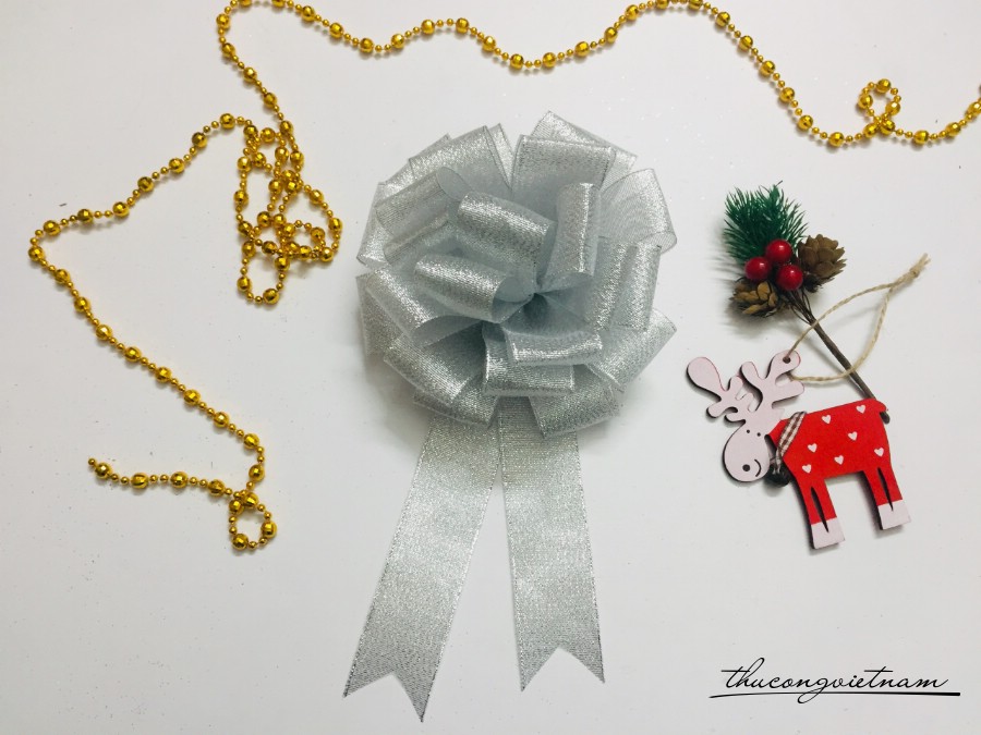 Nơ ruybang Giáng Sinh tú cầu làm sẵn 17cm - Kim Tuyến Bạc