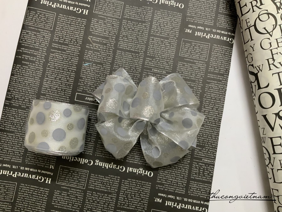 Nơ ruybang 8 cánh làm sẵn 15cm - Chấm tròn bạc