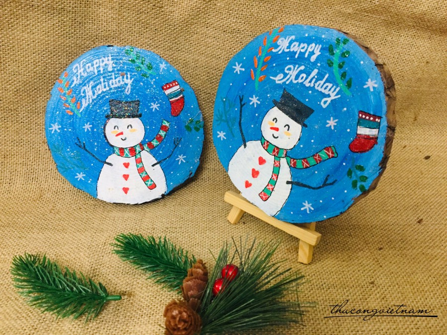 Khoanh gỗ vẽ tay 12-14cm có giá đỡ - Người tuyết Holiday