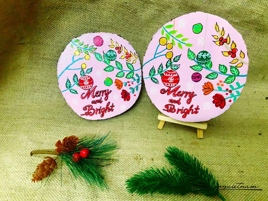 Khoanh gỗ vẽ tay 12-14cm có giá đỡ - Merry and Bright