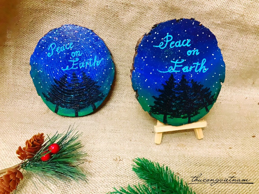 Khoanh gỗ vẽ tay 12-14cm có giá đỡ - Peace on earth