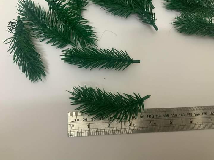 Lá thông nhựa 10cm