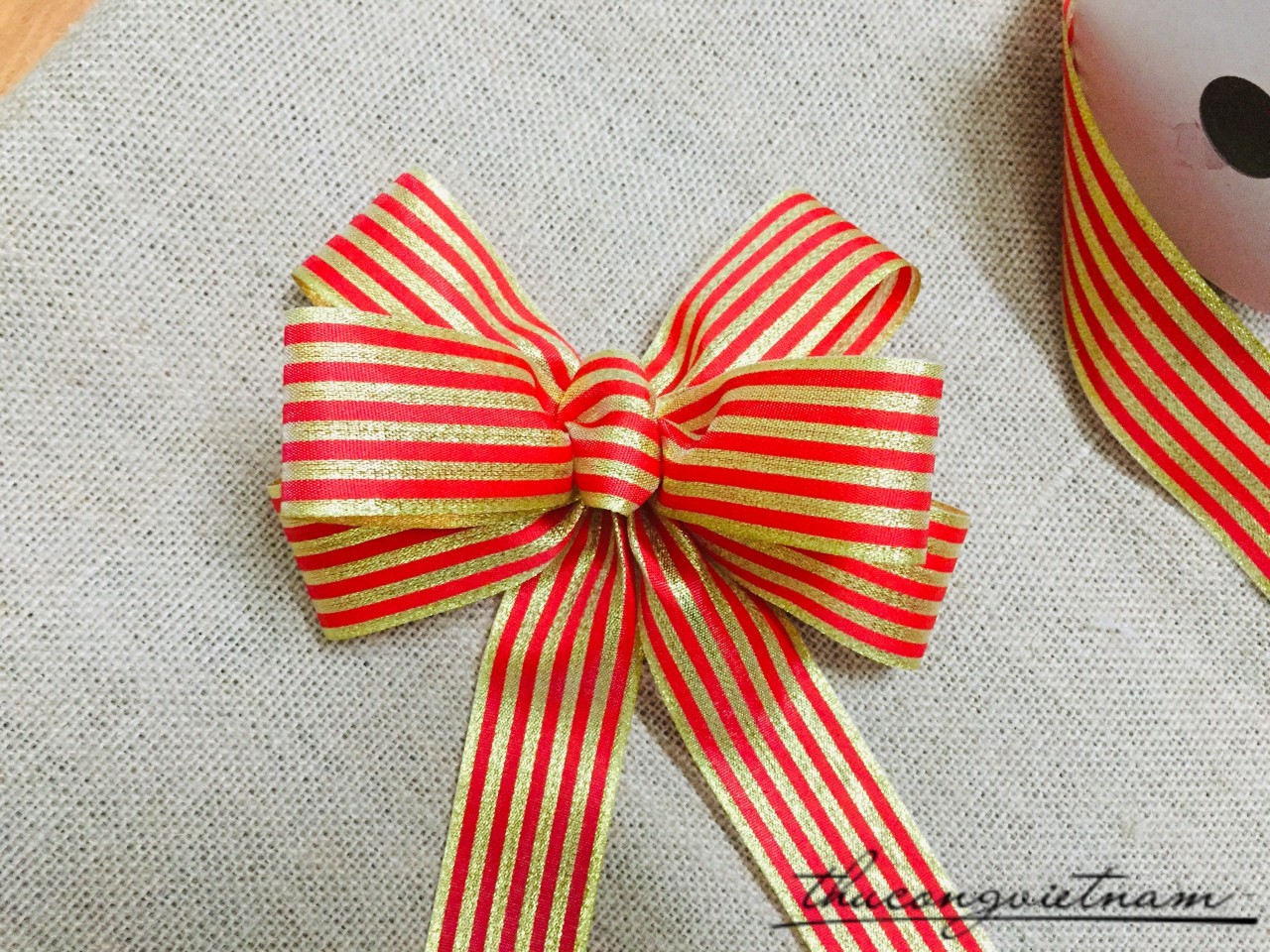 Nơ Ruy Băng Kim Tuyến Sọc Đỏ Vàng Giáng Sinh 4cm