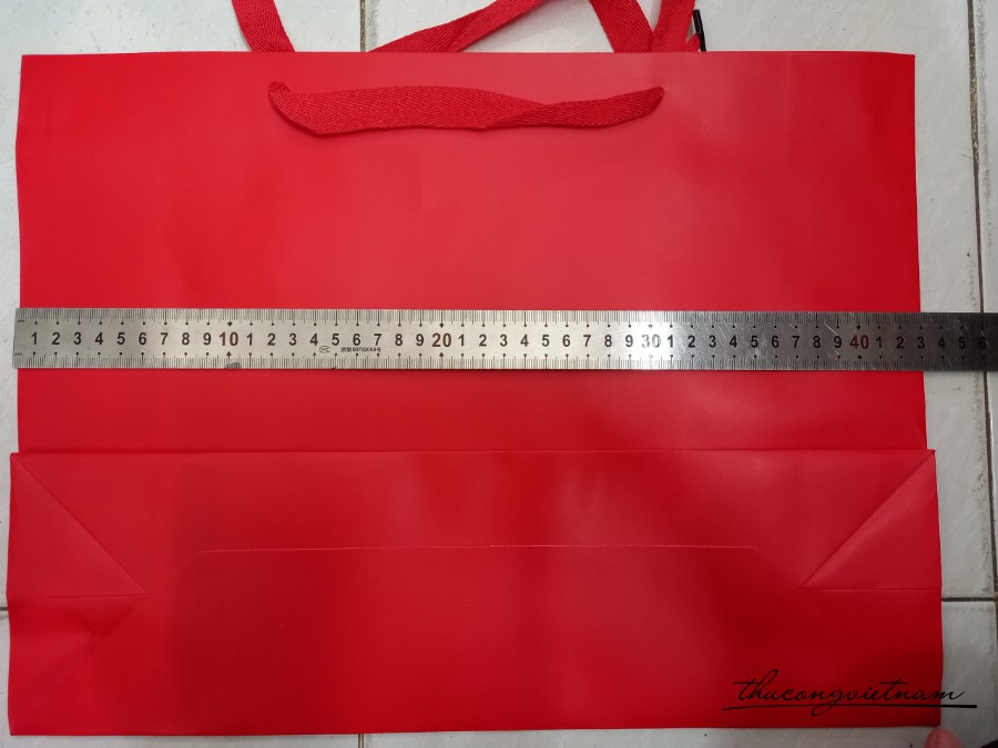 Túi Giấy màu đỏ quai vải ngang 43*32*13cm
