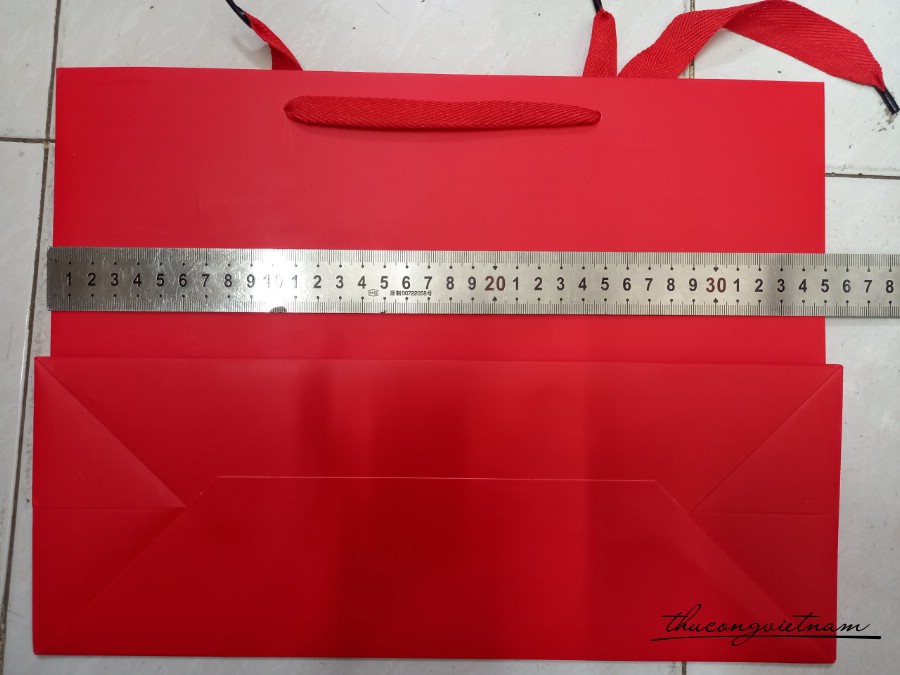 Túi Giấy màu đỏ quai vải ngang 35*26*13cm