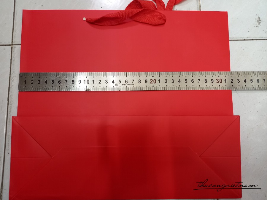 Túi Giấy màu đỏ quai vải ngang 32*28*11cm