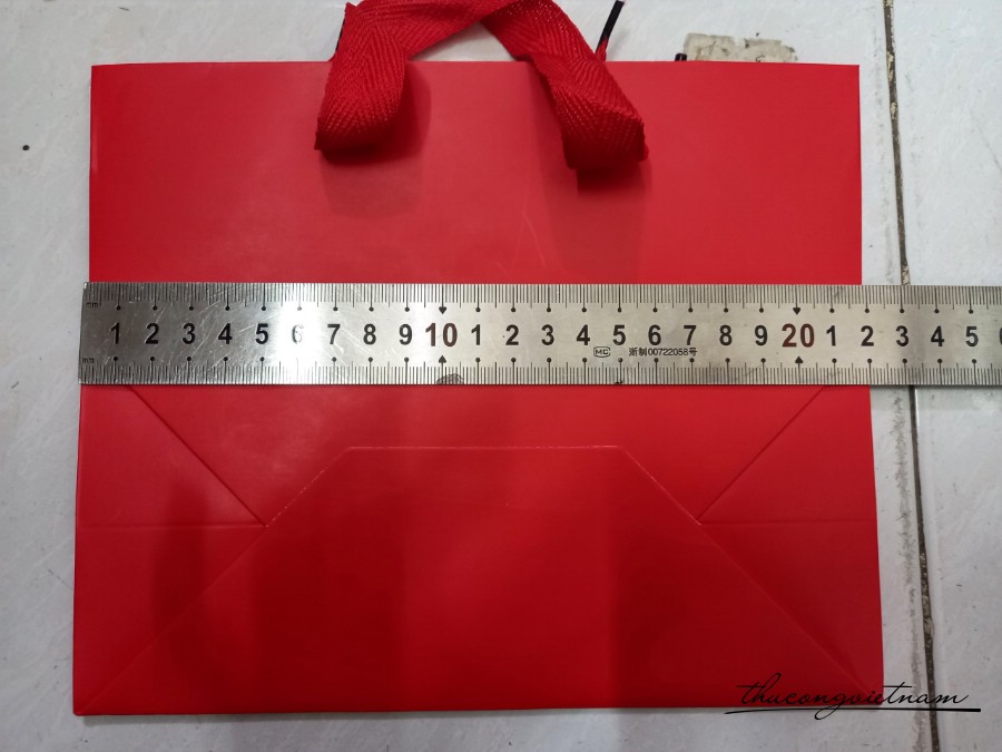 Túi Giấy màu đỏ quai vải ngang 22*18*10cm