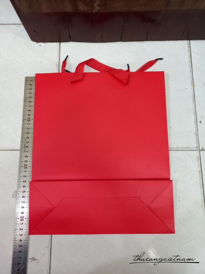 Túi Giấy màu đỏ quai vải dọc 33*28*10cm