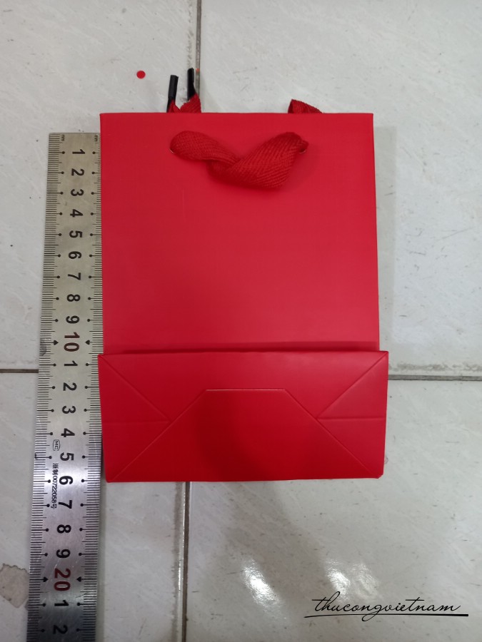 Túi Giấy màu đỏ quai vải dọc 16*12*6cm