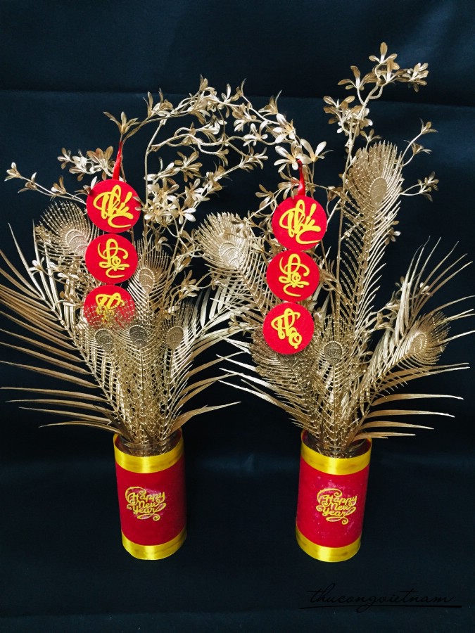 Lọ hoa lá phủ nhũ vàng ngày Tết
