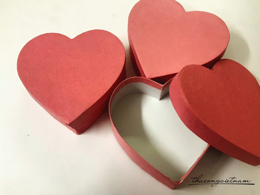Hộp quà đúc hình tim màu trơn 18cm