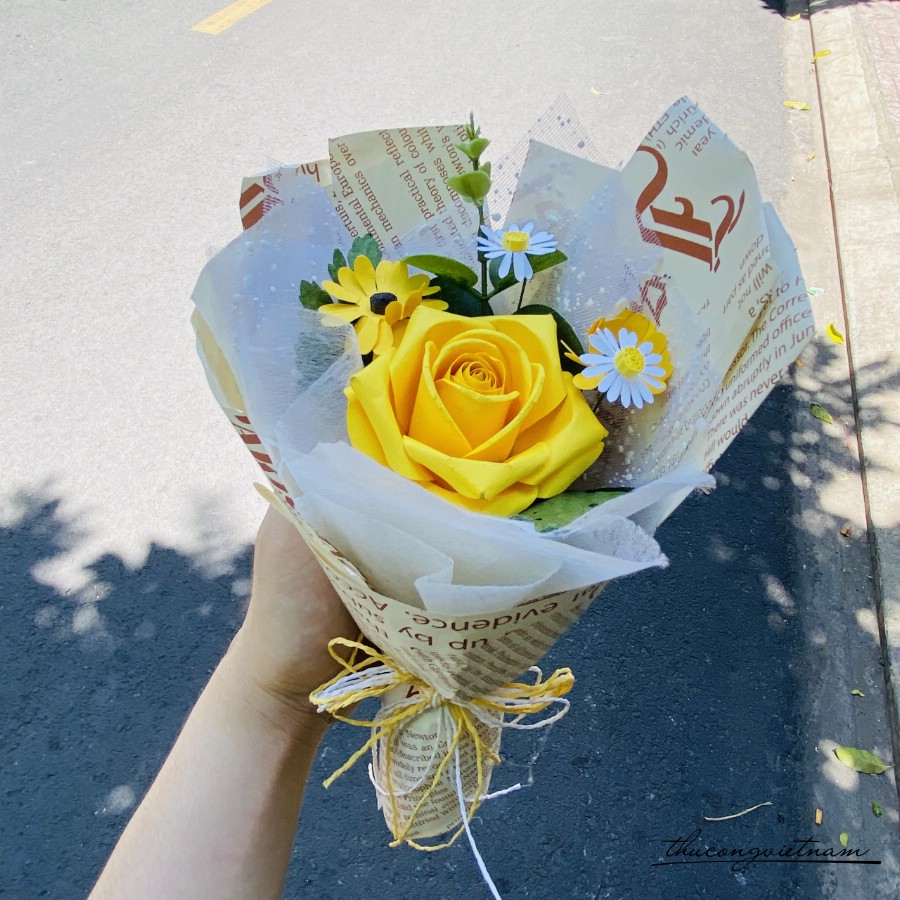 Bó hoa hồng giấy báo 1b màu vàng