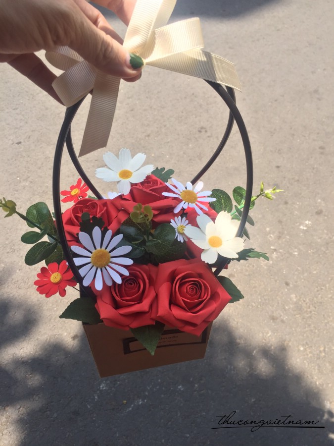 GIỏ hoa hồng mỹ thuật màu đỏ (38*15cm)