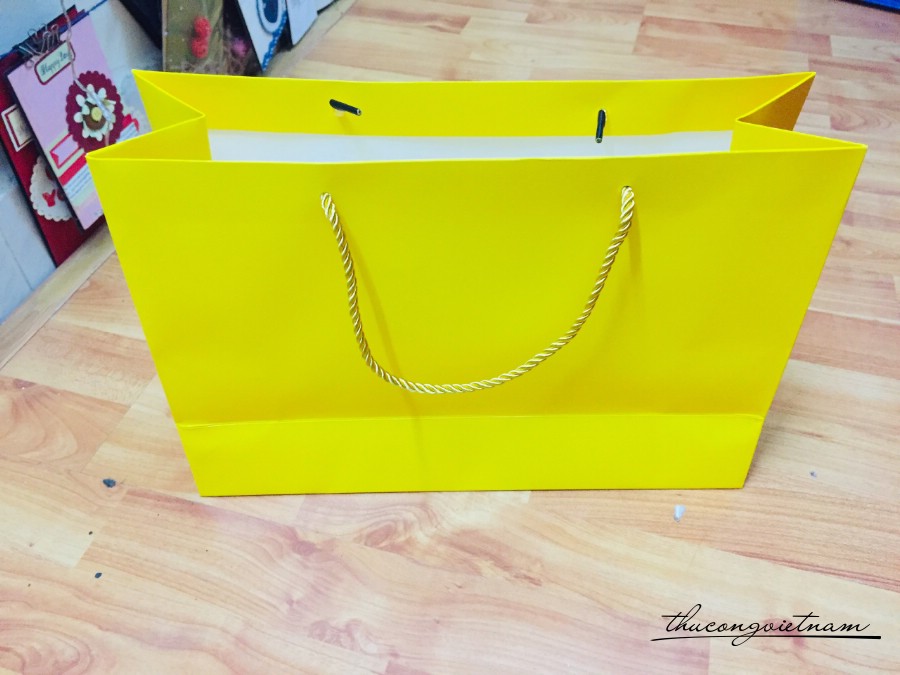 Túi Giấy màu vàng quai vải ngang 38*13*26cm