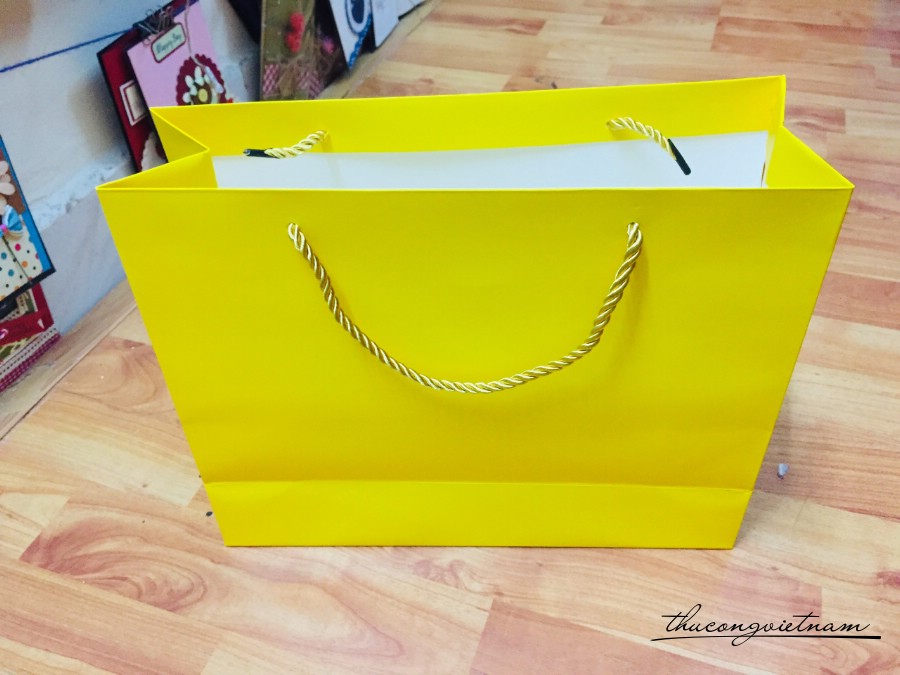 Túi Giấy màu vàng quai vải ngang 32*11*25cm