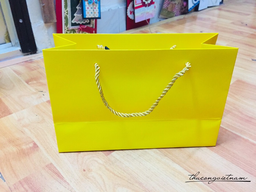 Túi Giấy màu vàng quai vải ngang 25*10*16cm
