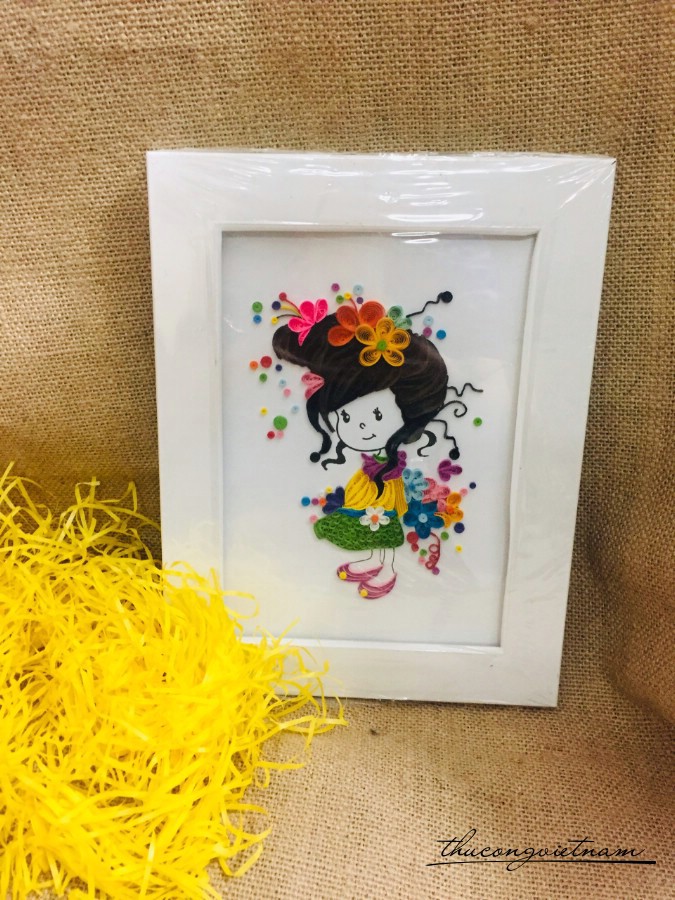 Tranh quilling Bé hoa 15*21cm