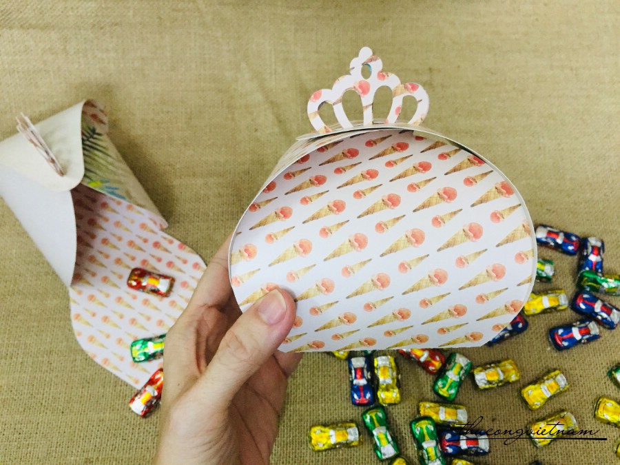 Hộp quà vương niệm đựng kẹo, bánh 11*14cm - Mẫu 11