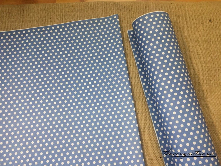 Giấy gói quà chấm bi 50*70cm xanh dương