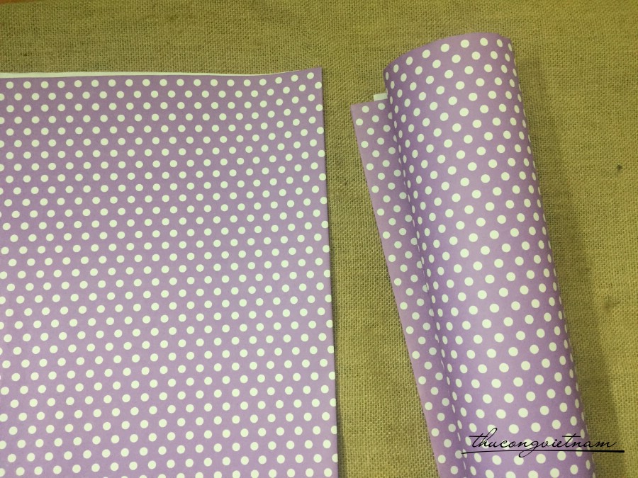 Giấy gói quà chấm bi 50*70cm tím