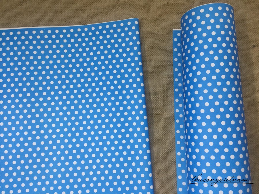Giấy gói quà chấm bi 50*70cm xanh da trời