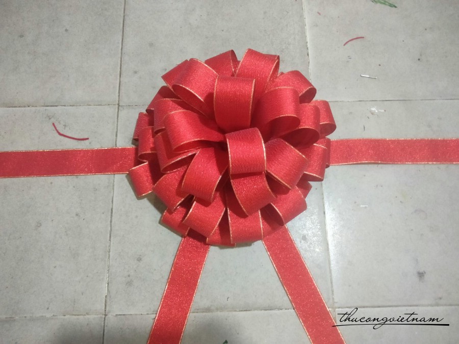 Nơ tú cầu ruy băng kim tuyến màu đỏ 