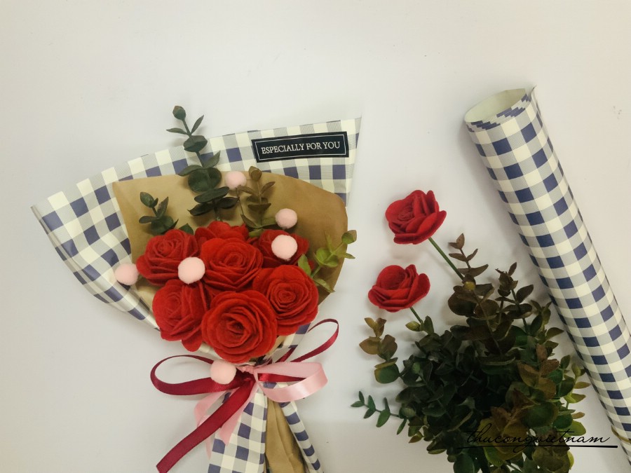 Bó hoa hồng vài nỉ màu đỏ (19*33cm)