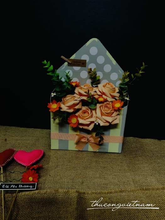 Hộp Hoa Hồng Phong Thư (20*16*7cm) - màu cam nhạt
