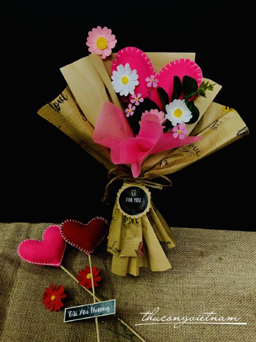 Bó hoa tim nỉ màu hồng đậm (16*22cm)
