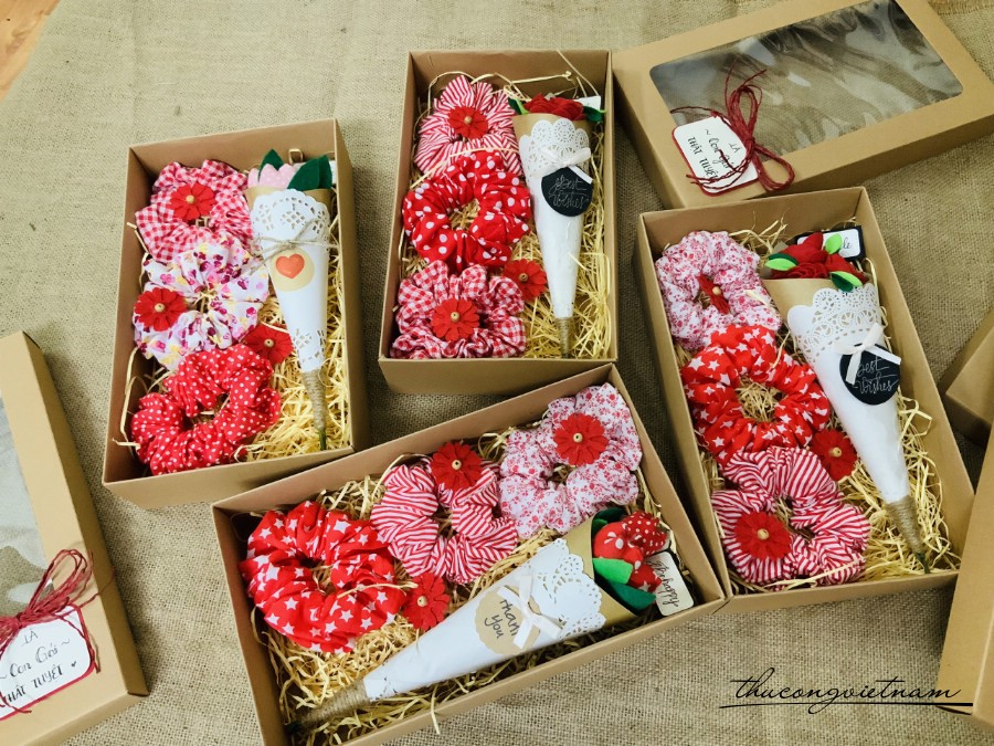 Hộp Scrunchies kèm hoa tông đỏ
