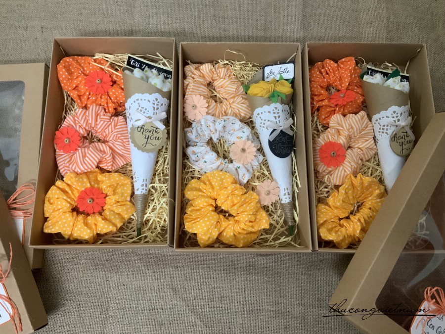 Hộp Scrunchies kèm hoa tông cam