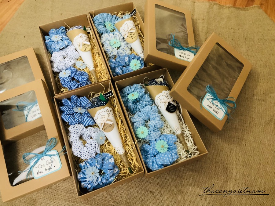Hộp Scrunchies kèm hoa tông xanh dương