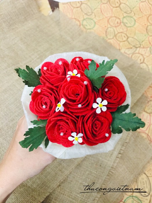 Bó hoa hồng ốc quế vải nỉ tông đỏ 