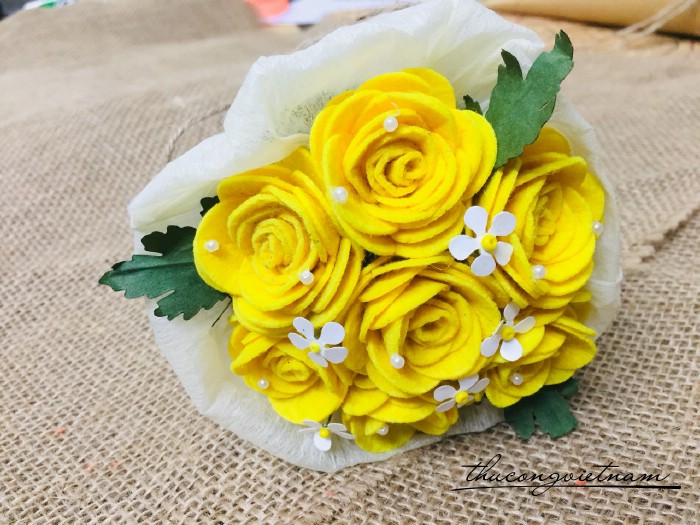 Bó hoa hồng ốc quế vải nỉ tông vàng