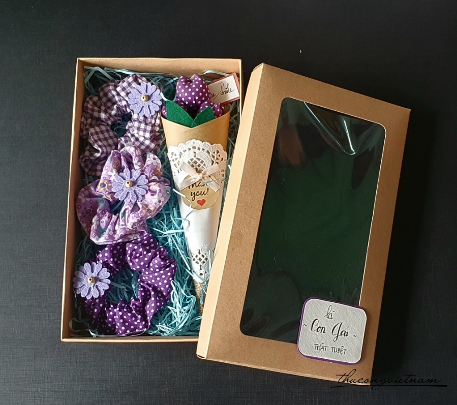 Hộp Scrunchies kèm hoa tông tím