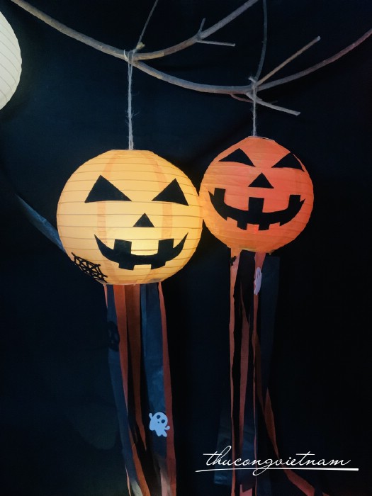 Lồng đèn giấy Halloween kèm đèn có tua rua - Bí Ngô (20cm)