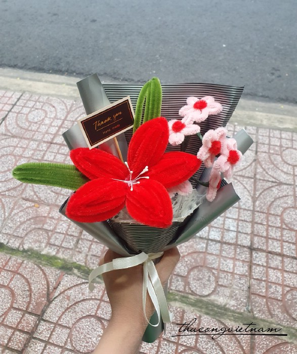 Bó hoa ly kẽm nhung 15*30cm tông đỏ