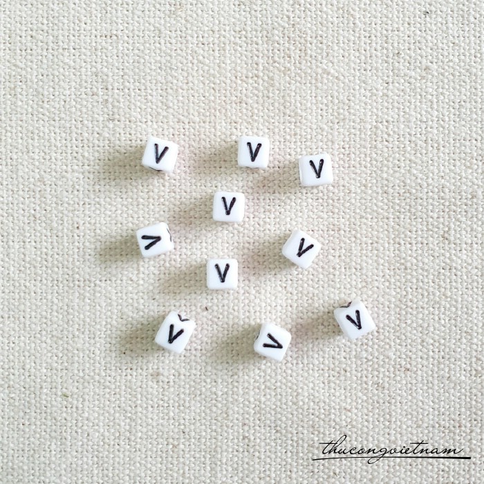Chữ nhựa 7*7mm (20 chữ) - Chữ V