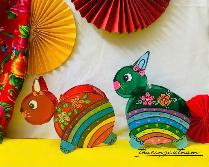 Lồng đèn giấy kiếng hình thỏ vẽ (20-30cm) - Mẫu 3