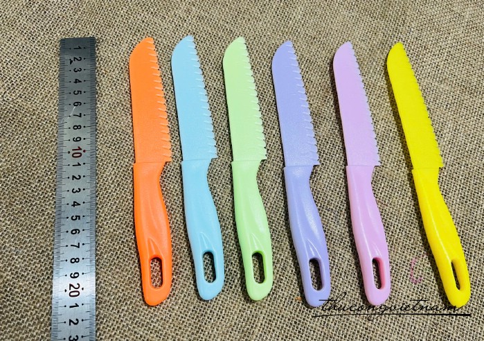 Dao nhựa răng cưa các màu (21.5cm)