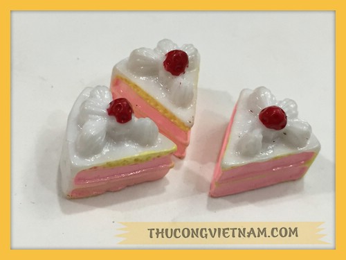 Bánh kem tam giác trắng hồng
