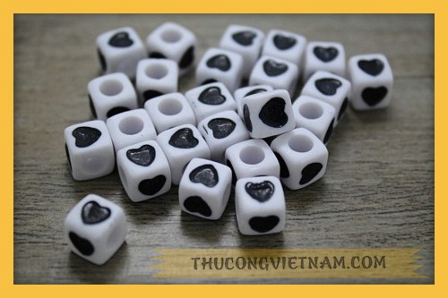 Hạt nhựa trắng trái tim đen
