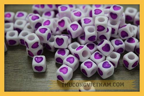 Hạt nhựa trắng trái tim tím